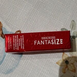 ONE/SIZE Fantasize Mascara - Red
